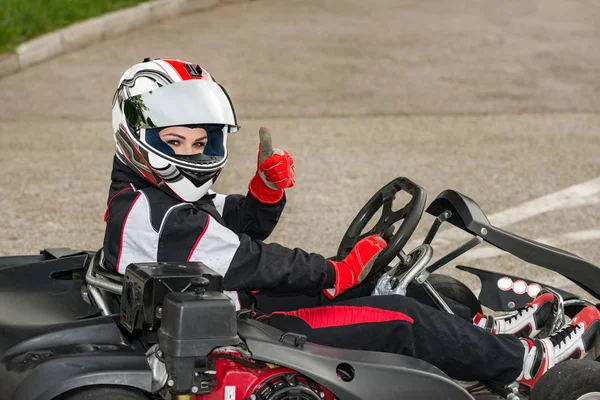 Mulher Dirigindo Cart Uma Pista Esportes — Fotografia de Stock