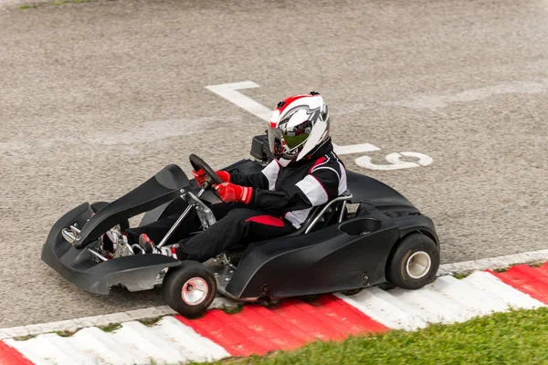 Mujer Conduciendo Cart Una Pista Deportiva — Foto de Stock