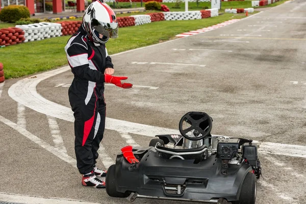 Kadın go-cart spor yolda sürücü hazırlanılıyor