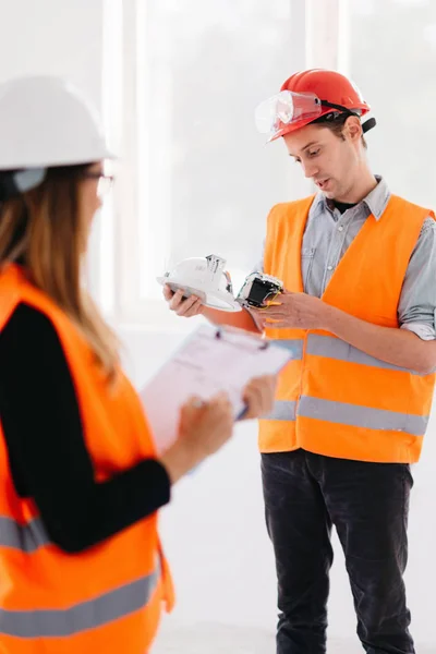 Wartungsingenieure Auf Der Baustelle Prüfen Licht — Stockfoto