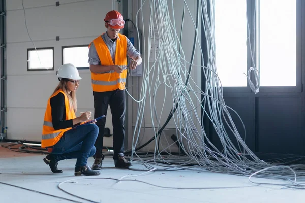 Maintenance Engineers Checking Electricity — Stock Photo, Image