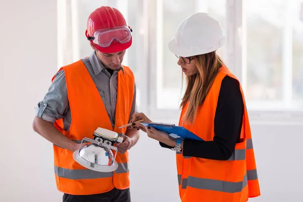 Wartungsingenieure Auf Der Baustelle Prüfen Licht — Stockfoto