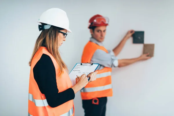 Engineers Examining Tiles Construction Site — Stock Photo, Image