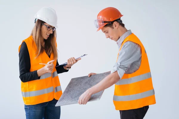 Arquitetos Examinando Telhas Canteiro Obras — Fotografia de Stock