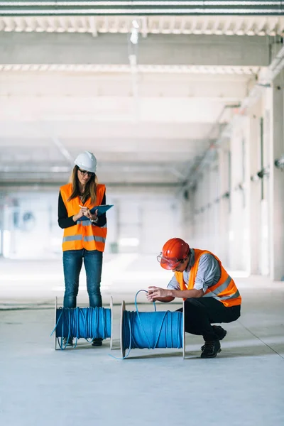 Onderhoudstechnici Controleren Kabels — Stockfoto