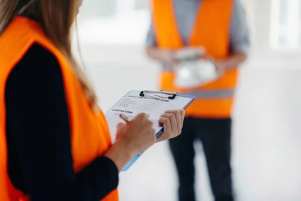 Wartungsingenieure Auf Der Baustelle Prüfen Licht — Stockfoto