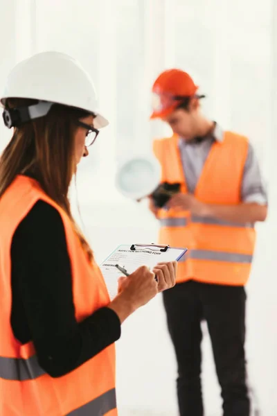 Ingénieurs Entretien Sur Chantier Vérifier Lumière — Photo