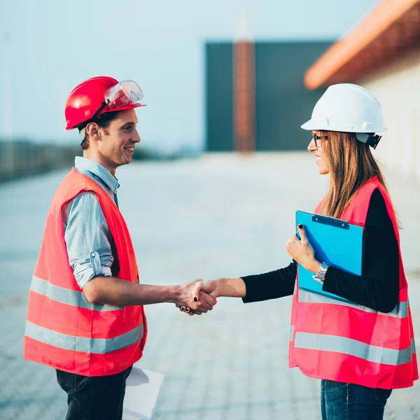 Architekti Signalizaci Handshaking Úspěšné Setkání Staveništi — Stock fotografie