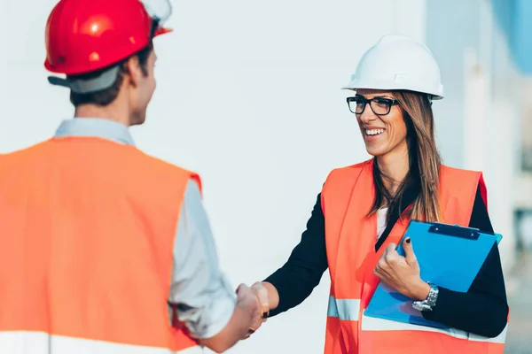 Poignée Main Des Architectes Après Une Réunion Réussie Sur Chantier — Photo