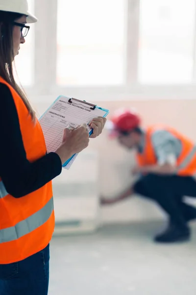 Technicien Entretien Vérifiant Climatiseur Tandis Que Liste Vérification Femme — Photo