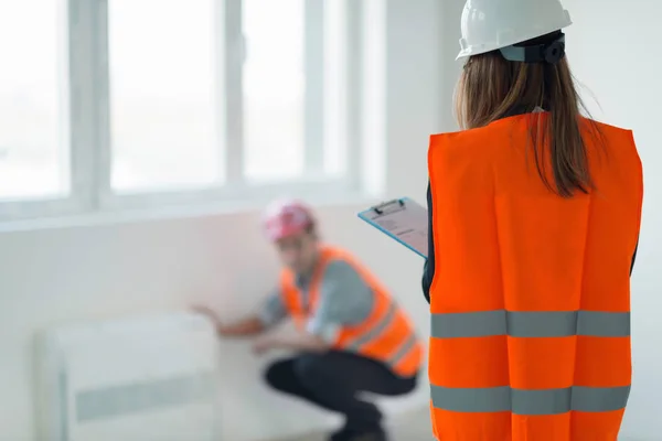 Technicien Entretien Vérifiant Climatiseur Tandis Que Liste Vérification Femme — Photo