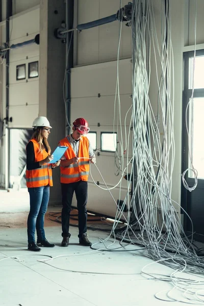 Maintenance Engineers Checking Electricity — Stock Photo, Image