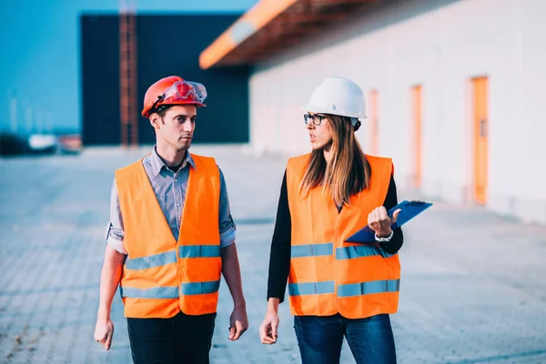 Les Architectes Sur Chantier Ont Une Réunion — Photo