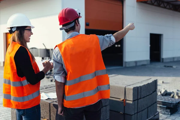 Architekt Bei Treffen Mit Bauingenieur Freien — Stockfoto