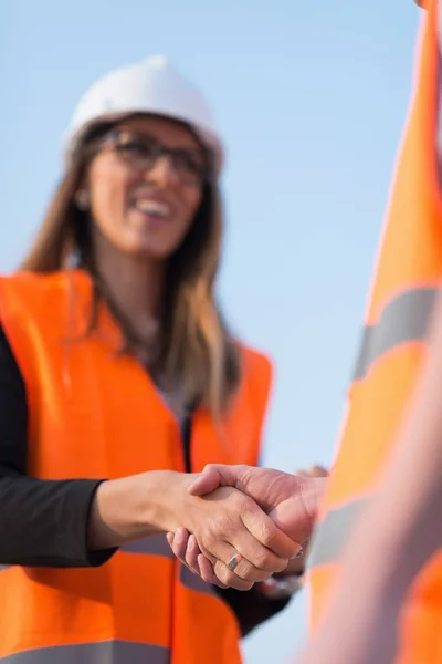 Poignée Main Des Architectes Après Une Réunion Réussie Sur Chantier — Photo