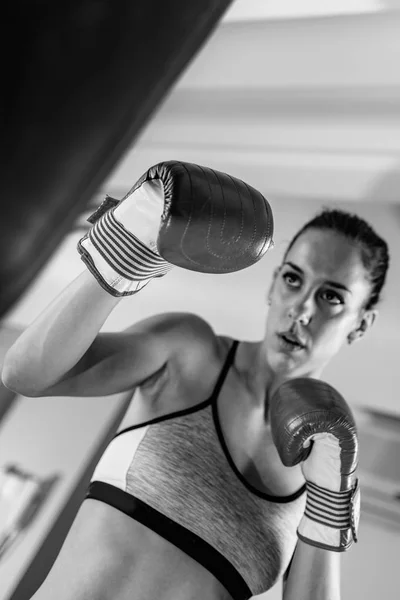 Jonge Vrouw Uit Oefenen Sportschool Bokszak — Stockfoto