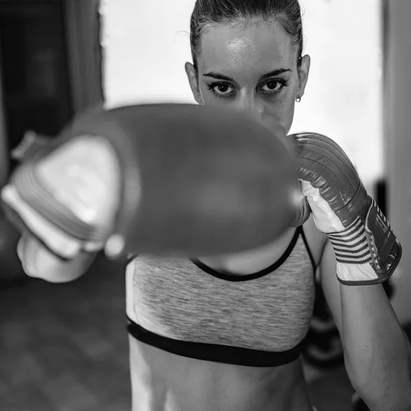 Νεαρή Γυναίκα Άσκηση Στο Γυμναστήριο Στην Τσάντα Punching — Φωτογραφία Αρχείου