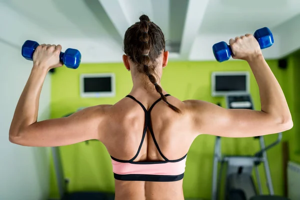 Femme Exerçant Avec Des Poids Dans Salle Gym — Photo