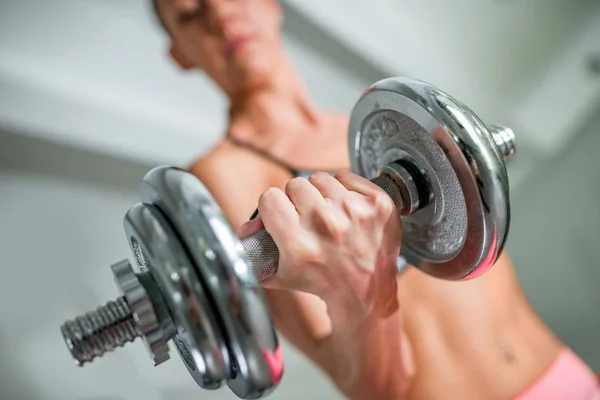 Jeune Femme Faisant Exercice Avec Des Poids Dans Gymnase — Photo