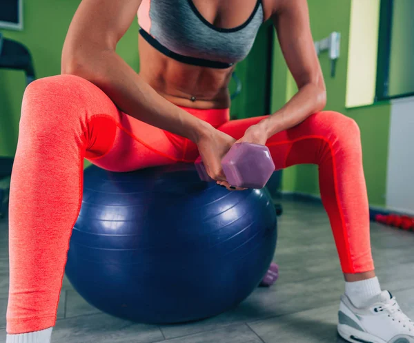 Jovem Exercitando Bola Pilates Com Pesos Ginásio — Fotografia de Stock