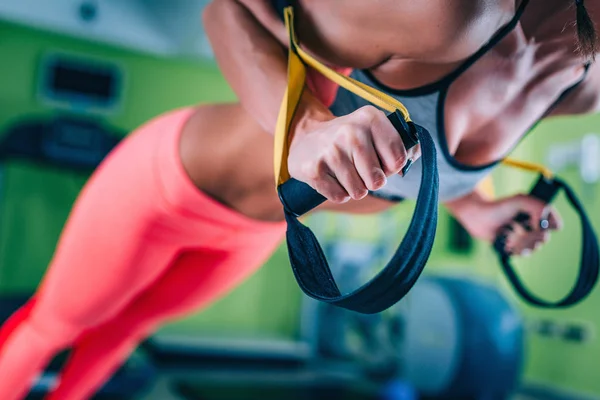 Kvinnlig Träning Gymmet — Stockfoto