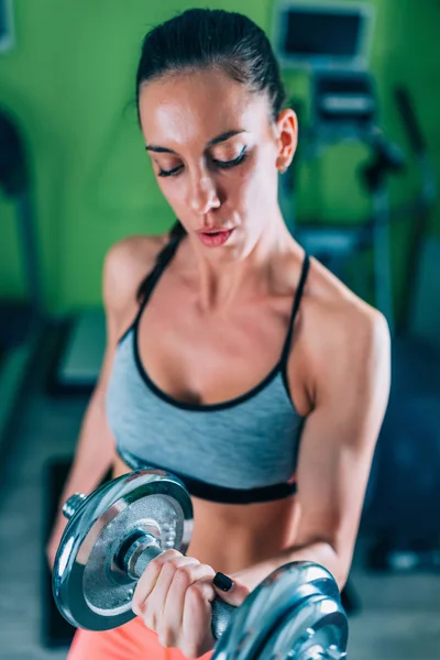 Ung Kvinna Tränar Med Vikter Gymmet — Stockfoto