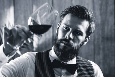 Sommelier Şarap kırmızı incelenmesi