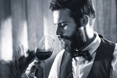Sommelier kırmızı şarap tadıyor.