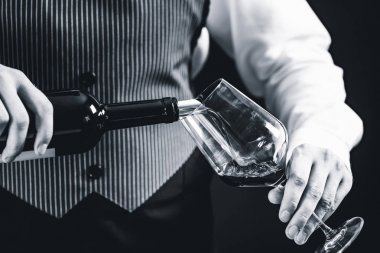 Kırmızı şarap cam içine dökme sommelier