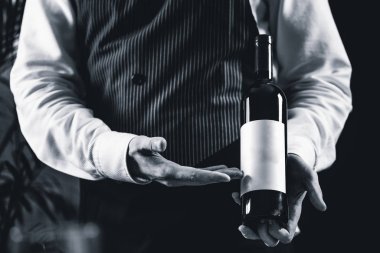 Sommelier gösteren şişe şarap