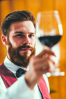 Sommelier kırmızı şarap tadıyor.