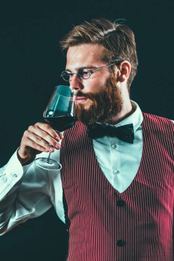 Sommelier kırmızı şarap tadıyor.