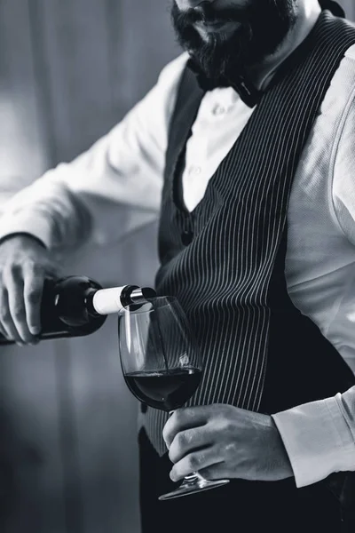 Sommelier Derramando Vinho Tinto Copo — Fotografia de Stock