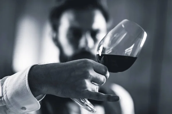 Sommelier Examinant Vin Rouge — Photo