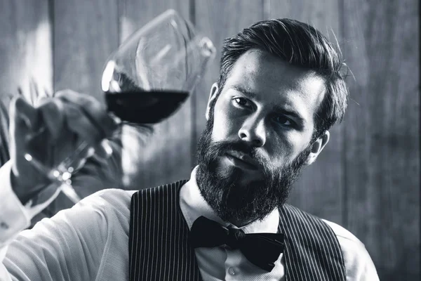 Zkoumání Červené Víno Sommelier — Stock fotografie