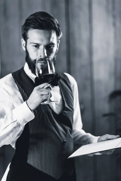 Sommelier Proeven Rode Wijn — Stockfoto