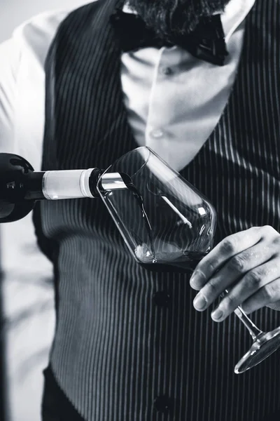 Sommelier Schenkt Rotwein Aus Flasche Ein — Stockfoto