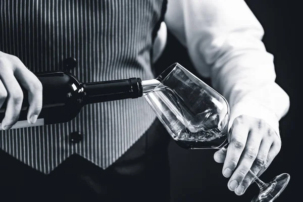 斟酒侍酒师将红酒倒入玻璃杯 — 图库照片