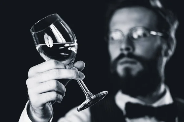 Сомелье Изучает Белое Вино — стоковое фото