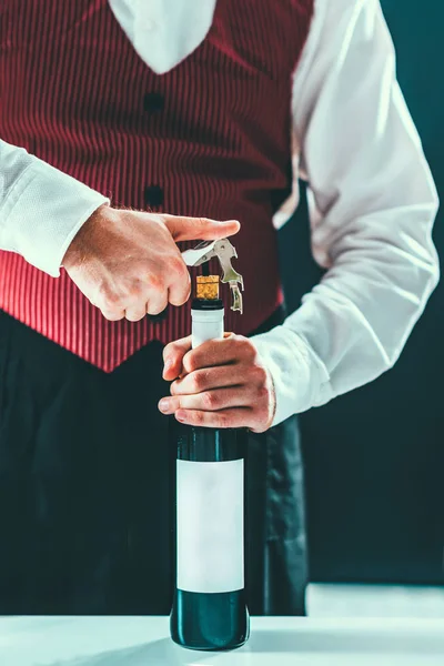 Sommelier Otevření Láhev Vína — Stock fotografie