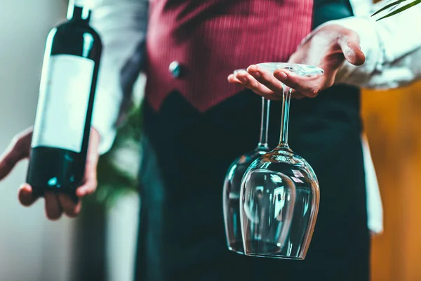 Sommelier Holding Fles Wijn Wijnglazen — Stockfoto