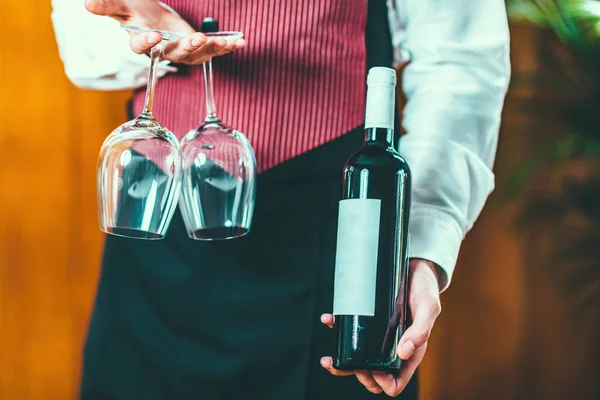 Sommelier Con Bottiglia Vino Bicchieri Vino — Foto Stock