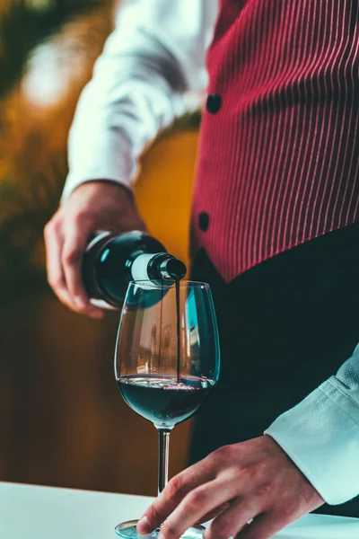 Sommelier Derramando Vinho Tinto Copo — Fotografia de Stock