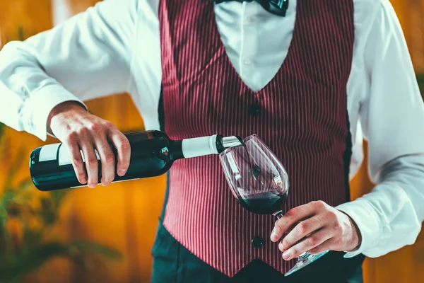 Sommelier Derramando Vinho Tinto Copo — Fotografia de Stock