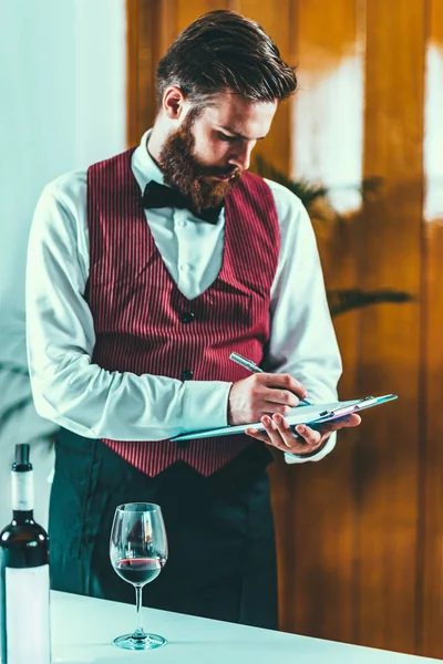 Sommelier Examinando Vinho Escrita — Fotografia de Stock