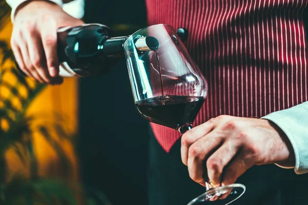 Sommelier Versare Vino Rosso Dalla Bottiglia — Foto Stock