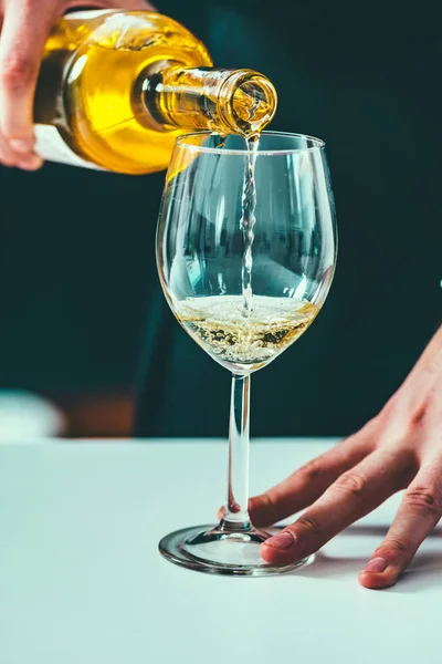 Sommelier Hälla Vitt Vin Från Flaska — Stockfoto