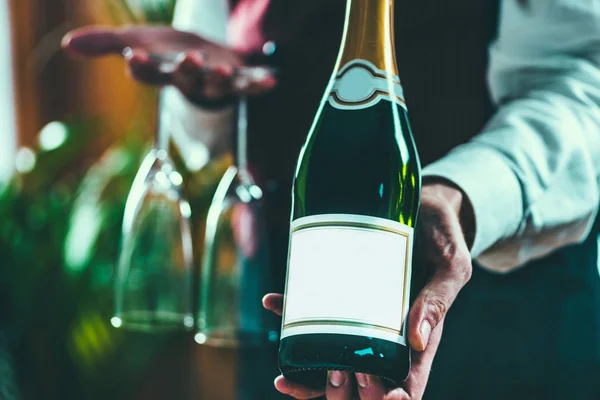 Champagne Sommelier Håller Champagneglas Och Flaska — Stockfoto