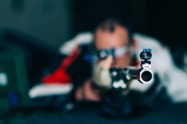 Adam eğitim ücretsiz tüfek ile rekabet için pratik çekim spor