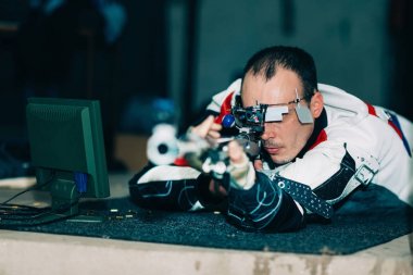Adam eğitim ücretsiz tüfek ile rekabet için pratik çekim spor